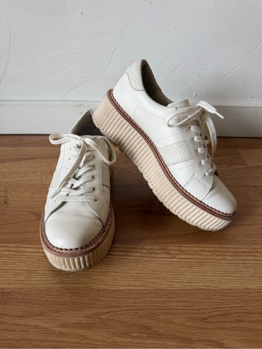 Dolce Vita Tiger Sneaker White Leather - Picture 4 of 6